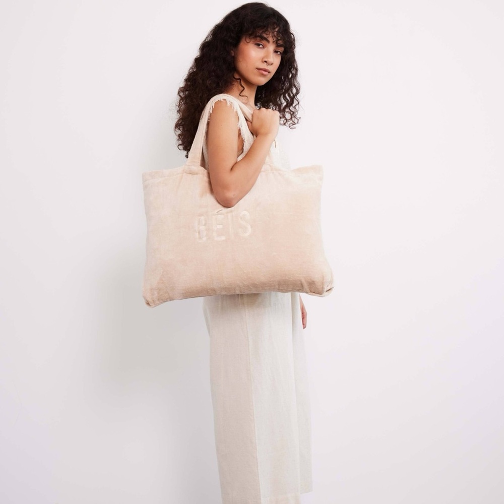 NWT Limited Edition Revovle Béis The Terry Towel Tote in Beige “no pillow”